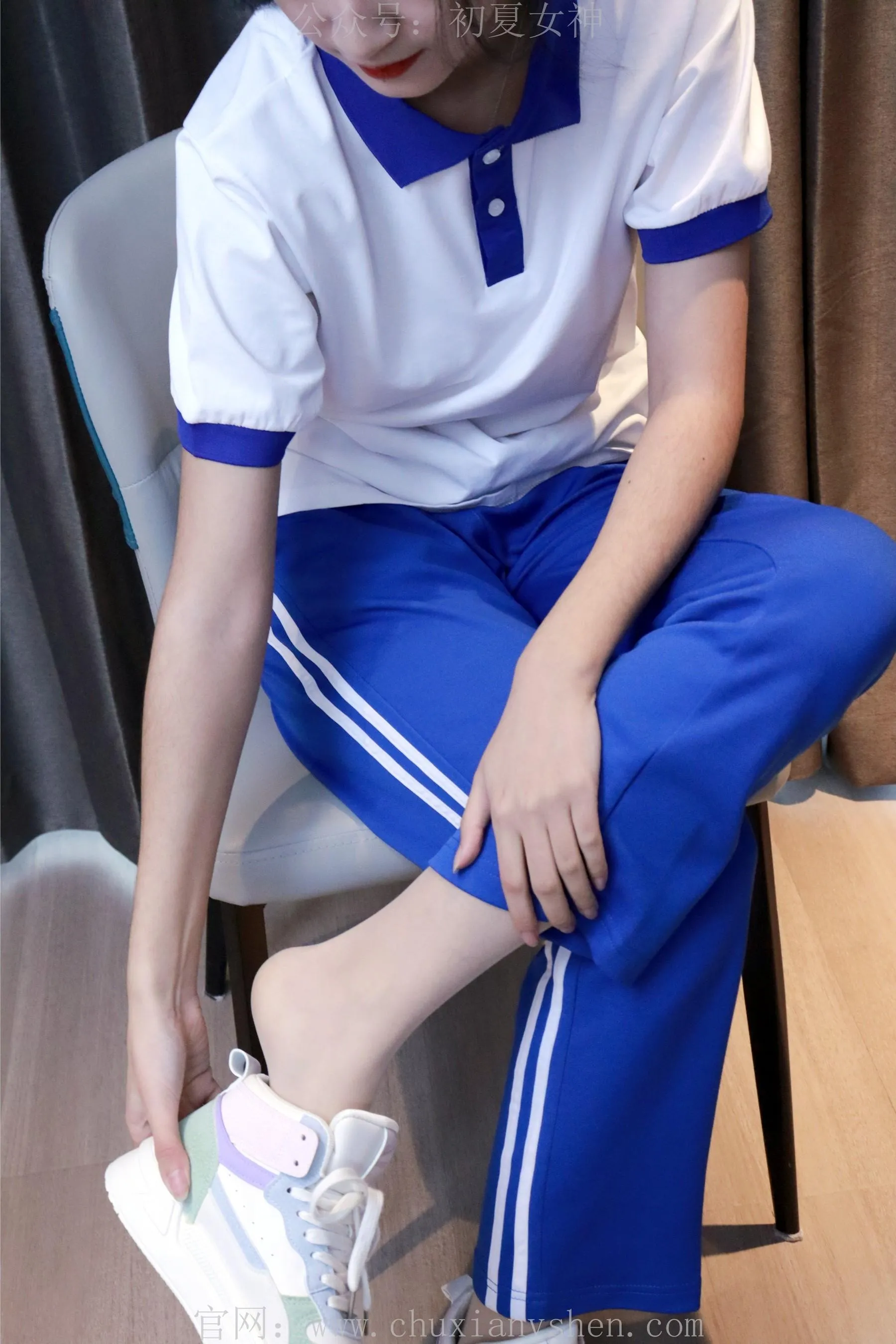 初夏女神 NO.001 依依校服搭配37码运动鞋拍摄 [126P]插图2